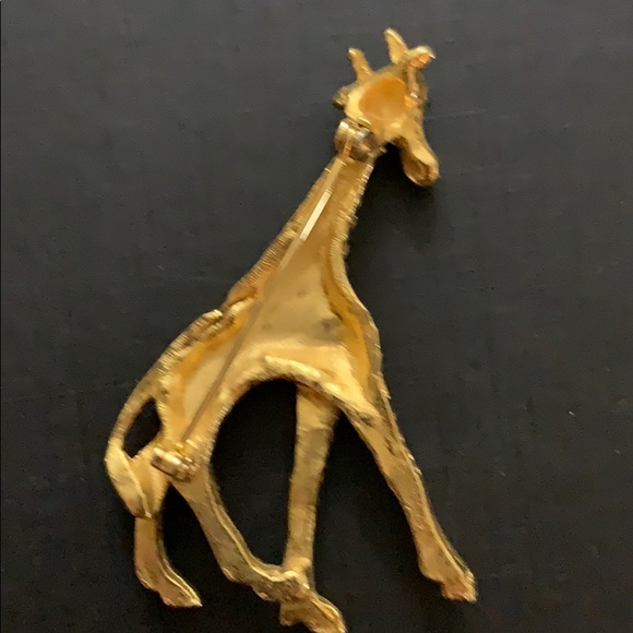 Giraffe brooch has green eyes - Picture 4 of 4